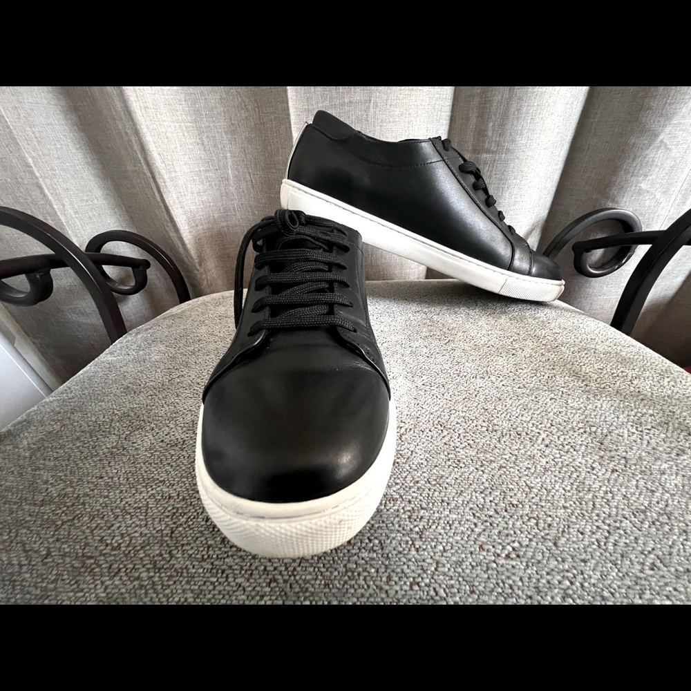 Black color of Kenneth Cole with multicolored back for Mem size 8